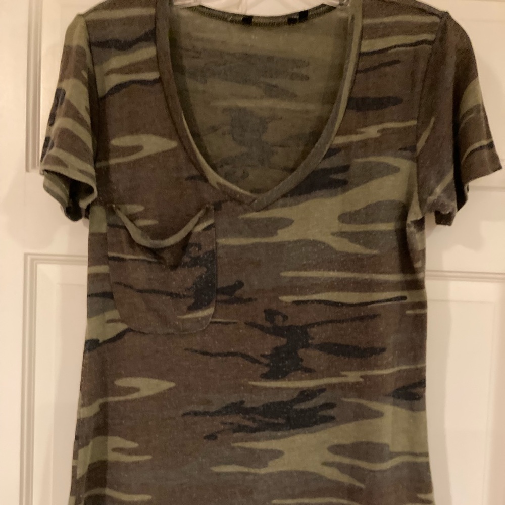 Super cute comfy distressed camo t-shirt Peyton Jensen Size Small